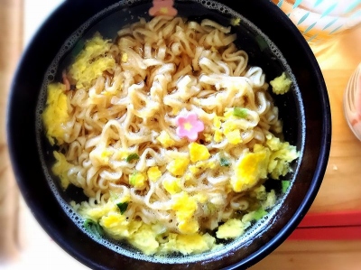 チキンラーメンにはかきたま、ネギ、カマボコなどの具がプラスされている