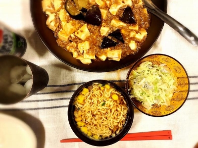 お椀でカップヌードルを晩御飯で利用した例。主菜と小さいおかずくらいでも満足感があり、いつもよりしたくがラクだった