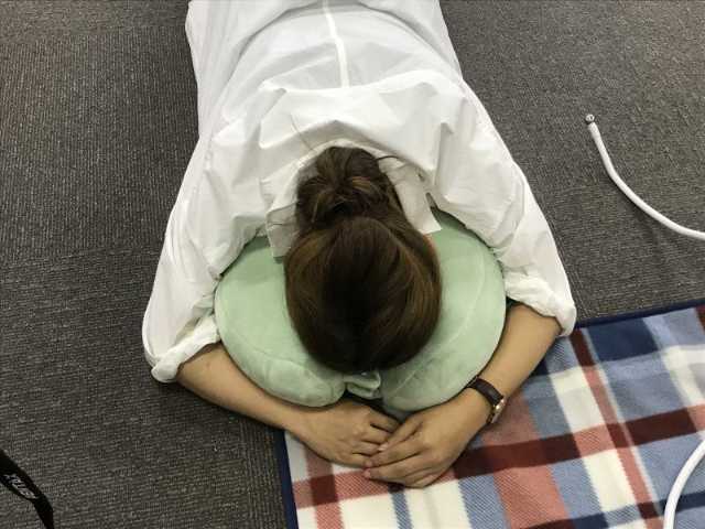 うつぶせで寝るときに穴の部分に顔をうずめ 日経クロストレンド うつぶせで寝るときに穴の部分に顔をうずめ 日経クロストレンド