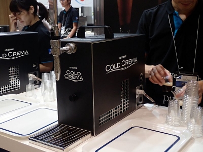 こちらはキーコーヒーの「コールド・クレマ・コーヒー」用サーバー。このコンパクトさと通常の100Vの電源で動くのがポイント