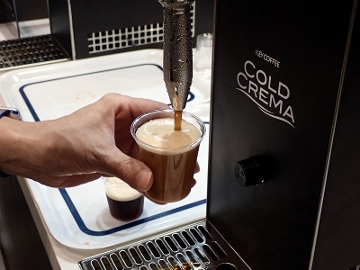 キーコーヒーの「コールド・クレマ・コーヒー」抽出中