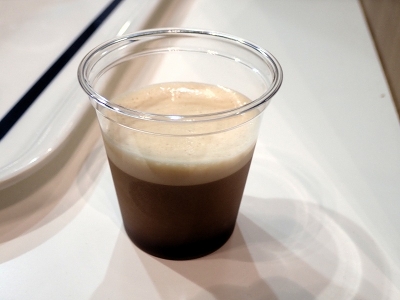 細かい泡と水出しコーヒーならではの風味がよく合う