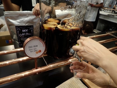 UCC上島珈琲の水出しコーヒー用コーヒーバッグ「コールドブリュー」で入れたコーヒーにオレンジを浮かせたもの。ほどよい甘味と酸味がスッキリしたコーヒーの風味を引き立たせる