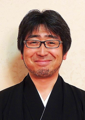 立命館大学立命館グローバル・イノベーション研究機構の中村大助教。現代美術アーティストたちと協働で「縄文茶会」などのイベントや展示で、考古学を現代文化の創造につなげる活動もしている