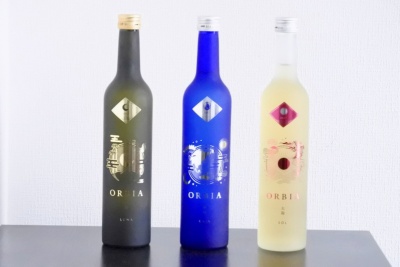 WAKAZEが開発した新感覚の日本酒第１弾、ワイン樽熟成の「ORBIA（オルビア）」シリーズ。「LUNA（ルナ）～月～」（写真左、2600円）、「GAIA（ガイア）～地球～ 」（写真中央、2860円）、「SOL（ソル）～太陽～ 」（写真右、2860円）、各500ml入り