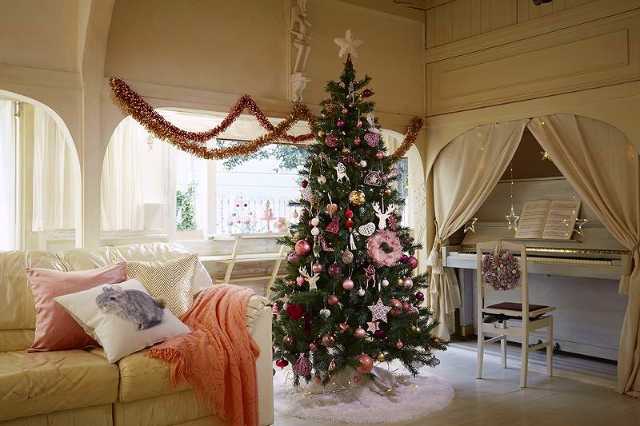 ツリーを中心に部屋全体をクリスマスの雰囲 日経クロストレンド