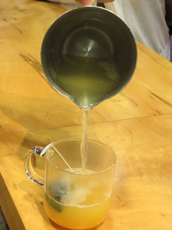 スチームしたジュースをカップに注ぐ 日経クロストレンド