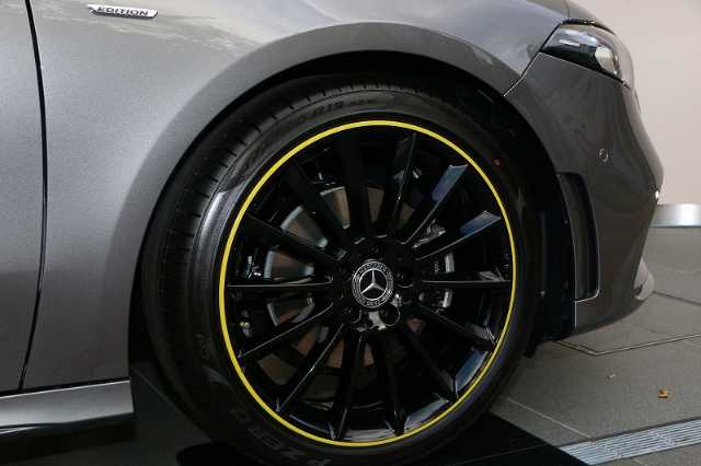 限定車 A 180 Edition1 に 日経クロストレンド