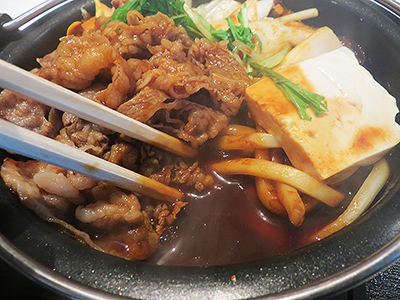 白菜、豆腐、ネギといった定番鍋食材とデミソースの組み合わせが斬新
