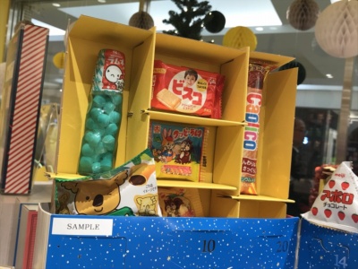 量り売りの個包装菓子がちょうどぴったりのサイズ。店内の包装機でクリスマス用のピローで密封できる