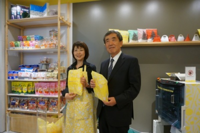 カルビーの鎌田由美子事業開発本部長（左）と松本晃会長兼CEO（右）