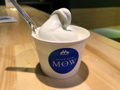 森永乳業のアイス「MOW」を使った「MOW ソフトクリーム」（税込み480円、以下、価格は全て税込み）。MOWの開発当初の狙い「牧場で食べるソフトクリームのようなアイス」を具現化したような商品。濃厚なコクとすっきりしたミルクの味わいが特徴。カップかコーンが選べる