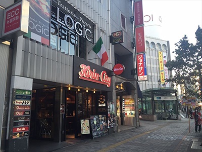 場所は池袋駅西口から徒歩1分（住所は東京都豊島区西池袋1-17-7 ルミエールビル7階）。並びにスターバックスやファミレス「ジョナサン」、駅前にはファーストフード店やコンビニがある便利な立地。複数の飲食店が同ビル内にあり、素泊まりでも食事には不自由なさそう
