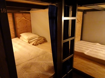 独立したエリアにベッドが2層に設置されている 「BUNKタイプ」 (計18床)