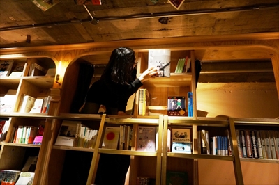 BOOK SHELFタイプの部屋は、ベッドから手をのばせば本が取れる