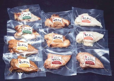 サラダチキンを発売した当初（2001年）のアマタケのギフト用商品。「ハーブ」（写真左上）、「タンドリー」（写真左下）、「たまり醤油」（写真中央下、右下）がサラダチキンとして先行販売された