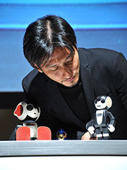 シャープと共同開発した「ロボホン」のデモも行った高橋氏