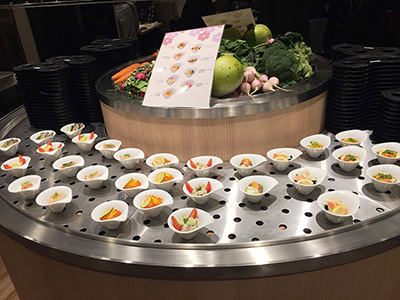 回転ずし最大手「あきんどスシロー」の回らないすし店「ツマミグイ」店内奥にある「前菜テーブル」には、一皿300円の小皿が並んでいる