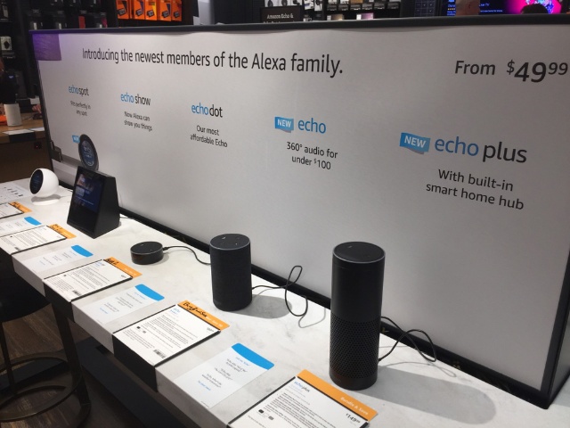 Amazon Echoの製品群を販売する米ニューヨークの書店(c)Shutterstock