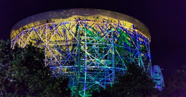 イギリス・マンチェスターで開催された「Bluedot Festival」で、ロヴェル電波望遠鏡を舞台に、オーディオ・ビジュアルのインスタレーションを作り上げた。真鍋氏らによる、様々なものと、プログラミングの融合によって1つの作品の魅力をさらに引き立たせることができるのだ
