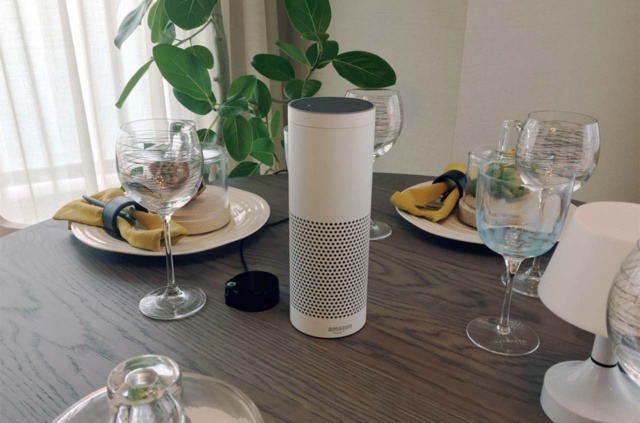 横浜MIDベースでは、Echo Plusとともにスマート家電コントローラを介し、テレビやエアコンなど様々な家電操作を音声で可能にしたほか、ソフトバンクグループが提供するエネルギーデータのリアルタイム分析を行う「エネトーク」とも連携。将来的には、電気使用量などのエネルギーデータから分かる生活パターンに合わせ、居住者の見守りや居住者ごとに快適な生活につながる情報発信を目指している