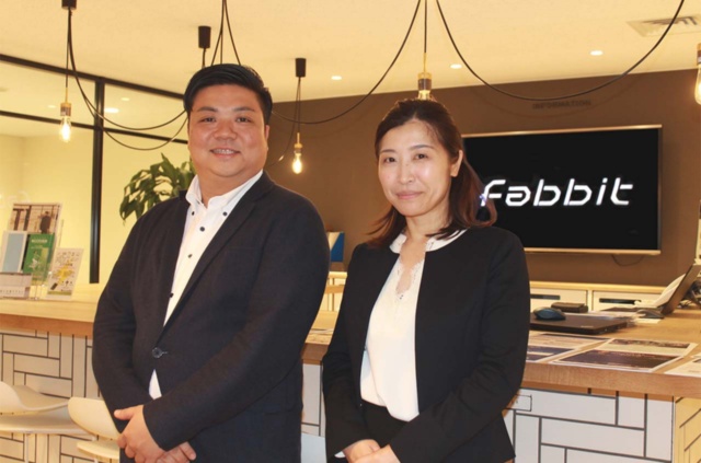 左から、Apaman Network株式会社FC事業本部 システム本部 副本部長 湯浅裕希氏、同社 CMO 大滝里美氏。同社は不動産事業のみを行っているイメージが強いが、実は不動産賃貸仲介以外にもシェアリングエコノミーやクラウドテクノロジー事業を柱に持つ。今年から「Towards AI」といった企業メッセージを打ち出している