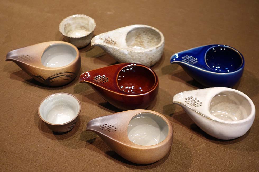 藤総製陶所のひとり飲み用茶器「ひとしずく」。このほか、熱いお茶用に持ち手付きのものやドレッシング用に注ぎ口の穴を大きくした製品も開発