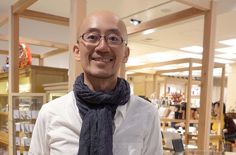 店内販売用にセレクションを担当した日本百貨店社長の鈴木氏。写真はにほんばし總本店で撮影