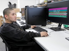 ネイキッドのオフィスにて、スペイン坂で使った光のパブリック・アートを制作しているところ。ＰＣはマウスコンピューターに協力してもらい、インテル® Core™ i9-9900Kを搭載した「DAIV Z9」を使った