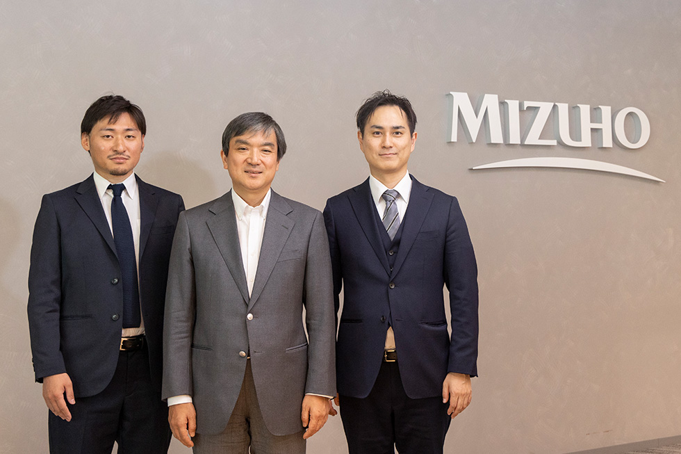 左からTikTok for Business Japan 仲村健氏、みずほフィナンシャルグループ 柳田晃嗣氏、TikTok for Business Japan西木隆行氏 
