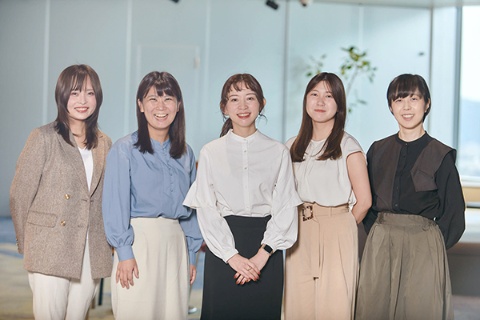 左からTikTok for Business柏谷愛都沙氏、KDDI 樋野成美氏、同 山口星氏、電通PRコンサルティング 山崎珠里氏、電通デジタル 田口優衣氏