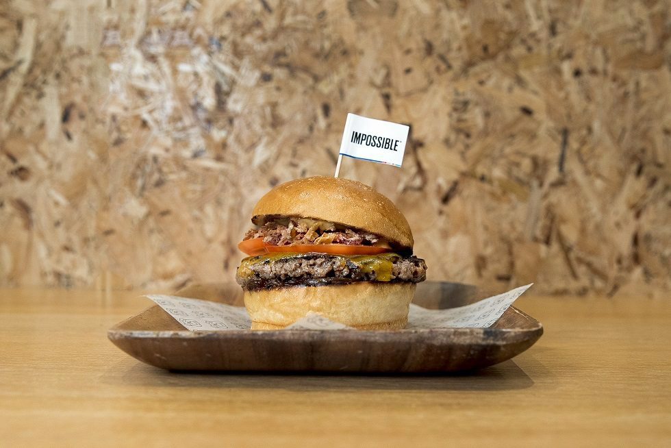 米Impossible Foodsの完全植物性パティを使ったハンバーガー