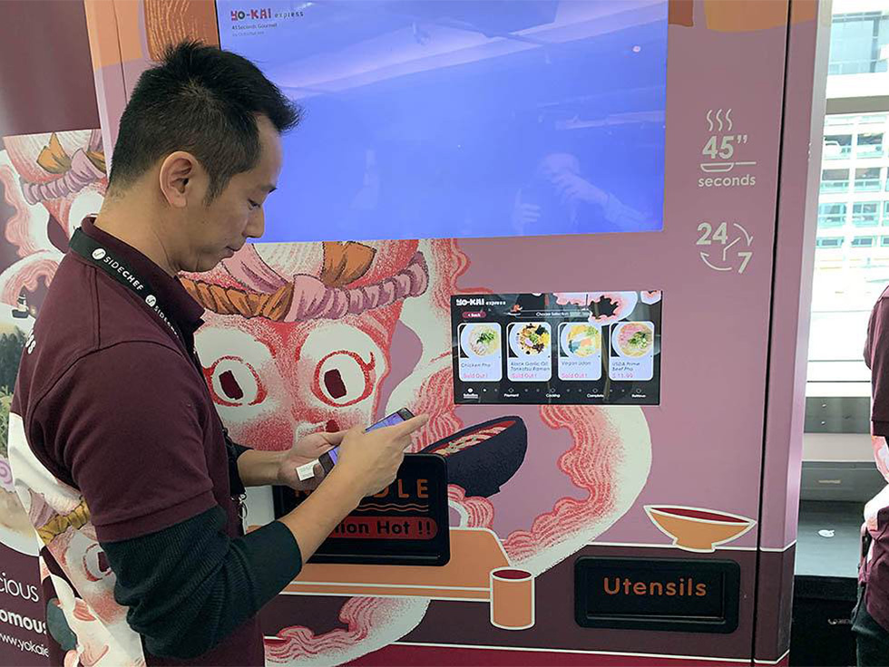 Yo-Kai Expressの自販機。左は創業者のアンディ・リンCEO（最高経営責任者）
